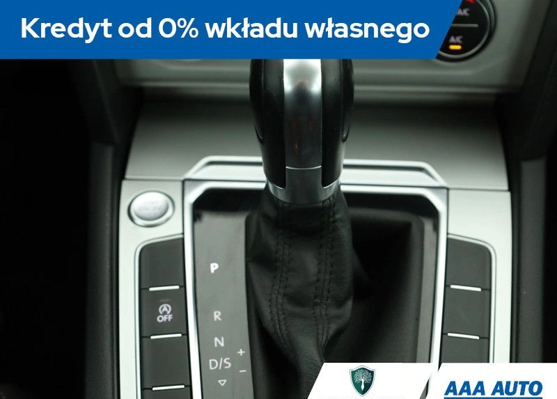 Volkswagen Passat cena 51000 przebieg: 252471, rok produkcji 2015 z Różan małe 211